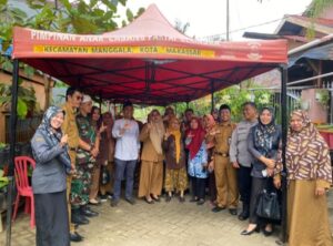 Kadispus Makssar Silaturahmi-Serahkan Sembako ke Warga Biringkanya