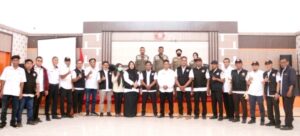 Baliho di Kecamatan Mariso Dibersihkan Jelang Hari Otda