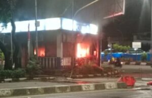 Jelang Sahur, Polres Pelabuhan & Sejumlah Pos Polisi di Makassar Dirusak-Dibakar OTK Secara Bersamaan
