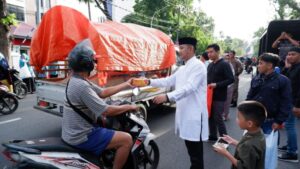 Camat Ujung Pandang Bagi Takjil di Wilayahnya