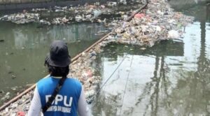 Satgas Drainase Dinas PU Makassar Turun Bersihkan Kanal Al Markaz di Bontoala