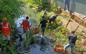 Rutin, Satgas Drainase Mariso Bersihkan Kanal di Rajawali Raya, Camat Juliaman: Mari Kita Jaga Lingkungan