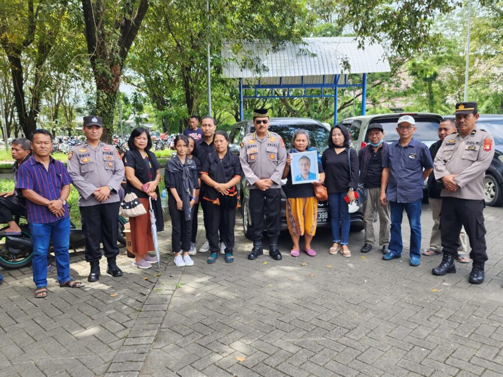 Ketua Dewan Penasehat PMTI Sulsel Jemput Dua Jenazah Korban KKB di Bandara Sulhas