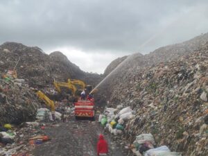 Penyemprotan Eco Enzyme, Upaya DLH Mengurangi Bau Menyengat Akibat Pengerukan TPA Sampah