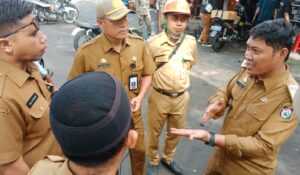 Sekcam Mamajang Pimpin Penertiban Parkir & Sampah di Veteran Selatan