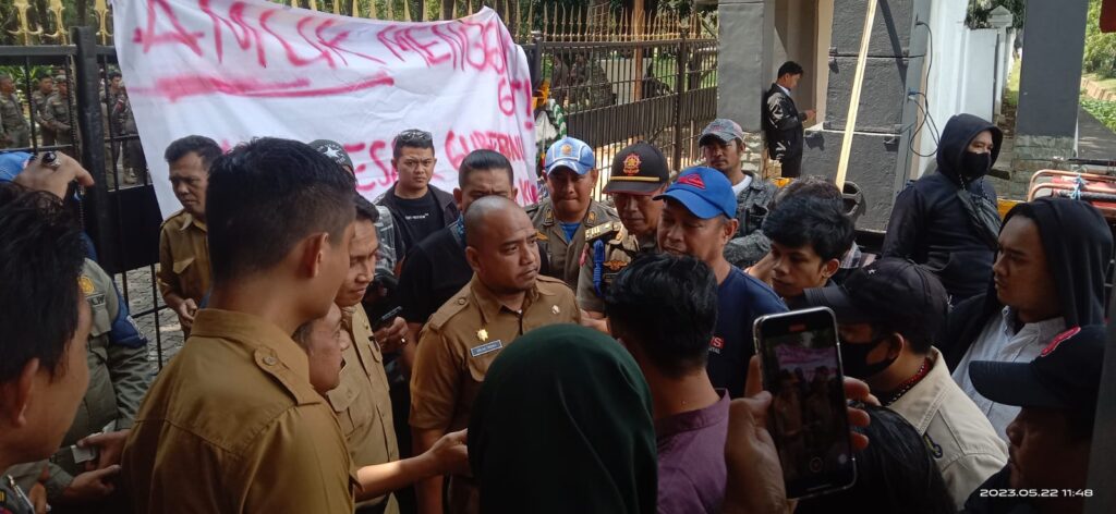 Kantor Gubernur Sulsel Didemo Puluhan Massa Minta Proyek Breakwater Beba Dibatalkan
