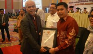 Top! Diwakili Kadis Pendidikan Sinjai Terima Penghargaan, Bupati ASA Dinobatkan Tokoh Inspiratif Bidang Pendidikan 