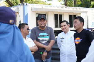 Camat Mamajang Dampingi Indira Yusuf Ismail Pembersihan di Anjungan Pantai Losari