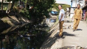 Plt Camat Makassar Sisir Kanal Barabaraya