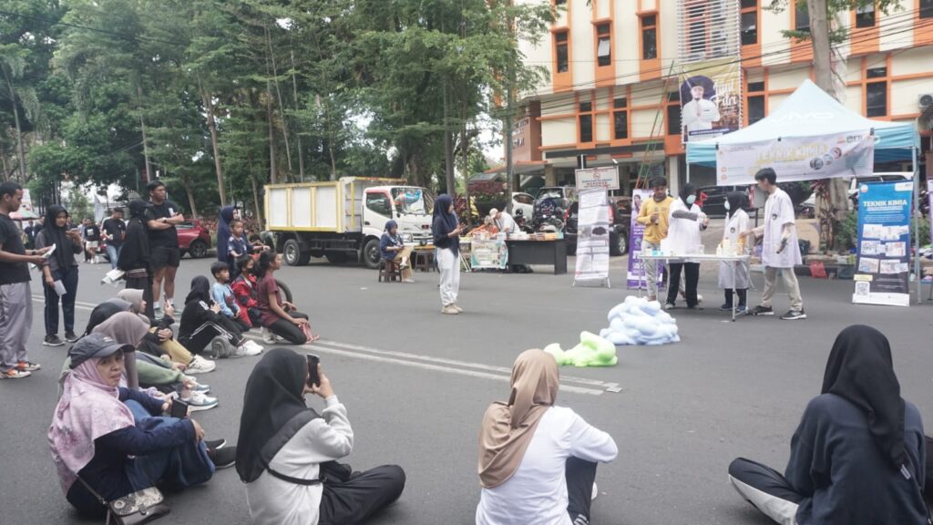 Ramaikan CFD Sudirman, Mahasiswa Teknik Kimia FTI UMI Lakukan Pertunjukan Jalanan