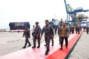 Laksamana Ali Didampingi Danny Pomanto Jajal KRI Bung Karno-369