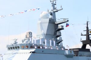 Armada Kapal Perang Asing Kepung Laut Makassar