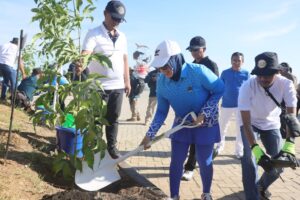 Tanam Pohon, Wawali & DLH  Bersama 36 Negara Delegasi MNEK Hijaukan Makassar