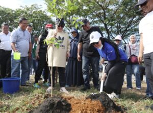 Didampingi Kadishub & Camat Tamalate, Wawali Fatma Jalan 3 Km Pimpin Jumat Bersih