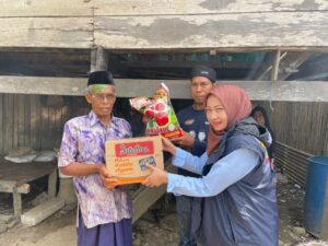Devi Angriany—Caleg DPRD Sulsel Dapil VI NasDem Bagi-bagi Ratusan Paket Sembako di Pangkep