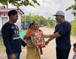 Senangnya Masyarakat Boriappaka Terima Beras dari H Irwan