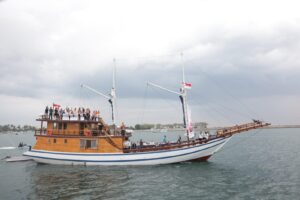 Tiga Kapal Phinisi Antar Rombongan Wali Kota se-Indonesia Keliling Pantai Losari Makassar