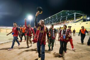Beri Jersey ke Taufan Pawe, Yakob Sayuri: Terima Kasih atas Dedikasi Untuk PSM