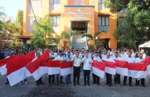 Camat Mamajang Dampingi Kepala Kesbangpol Bagikan Bendera Merah Putih