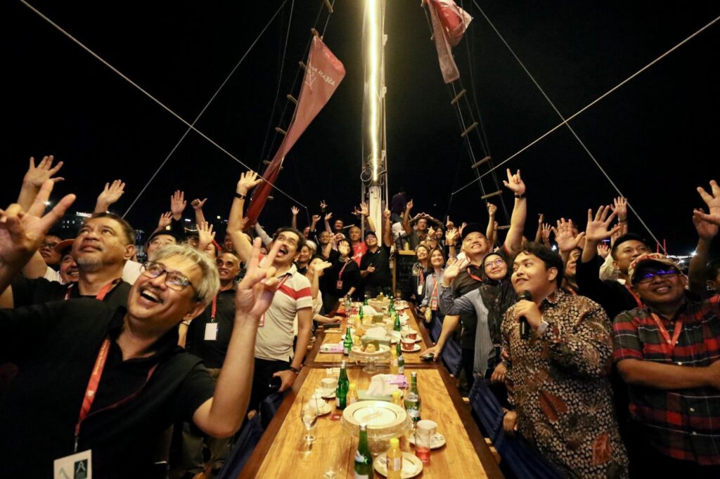Momen Arsitek se-ASEAN Berlayar dengan Kapal Pinisi Nikmati Senja di Laut Losari