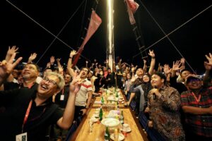 Momen Arsitek se-ASEAN Berlayar dengan Kapal Pinisi Nikmati Senja di Laut Losari
