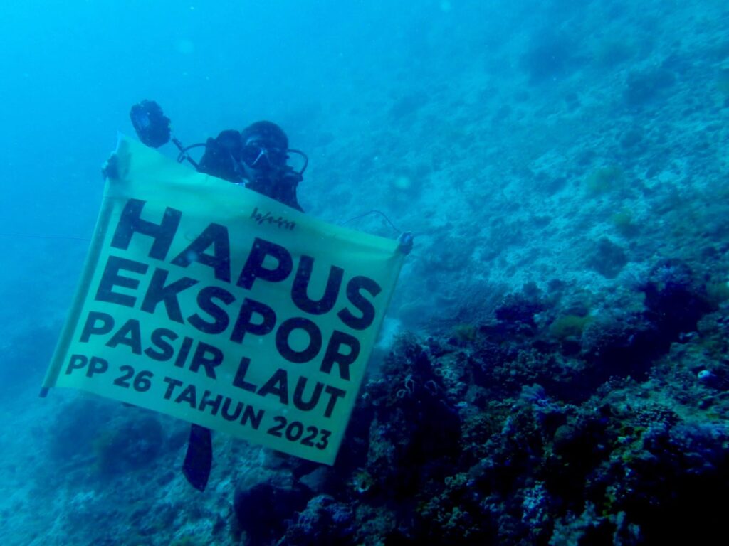 Tolak Ekspor Pasir Laut, WALHI Sulsel Aksi Kreatif di Wilayah Bekas Tambang