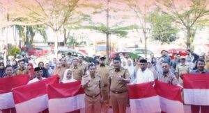Camat Tamalate Dampingi Kepala Kesbangpol Bagikan Bendera Merah Putih