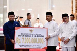Gubernur ASS Kucurkan Rp 7 M Bantuan Keuangan ke Bantaeng