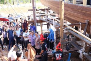 Danny Pomanto ‘Pamer’ Pembuatan Kapal Pinisi ke Peserta Senior Management Programme Singapore
