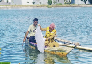 Kepala DP2 Makassar Turun Langsung Sebar Benih Ikan Nila di Waduk Jeneberang, Tamalate
