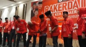 Walkot Makassar Diresmikan Jadi Kader PDIP dalam Forum Rakerda III