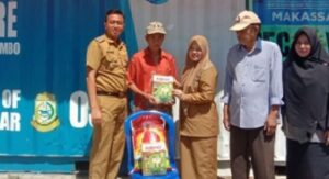 Dinsos Makassar Serahkan Bantuan Kepada ‘Lansia Terlantar’ di Konter Biringkanya