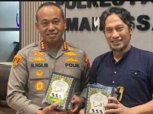 Ketua KT Makassar Serahkan Bantuan 180 Buah Buku Iqra ke Polrestabes 
