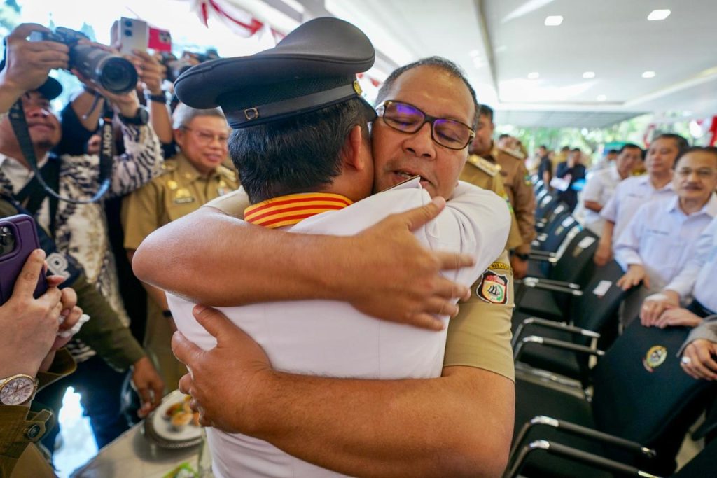 Momen Pelepasan Gubernur Sulsel Diwarnai Acara Peluk-pelukan