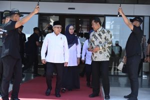 Pj Gubernur Bahtiar Dampingi KH Ma’ruf Amin Selama Transit di Makassar