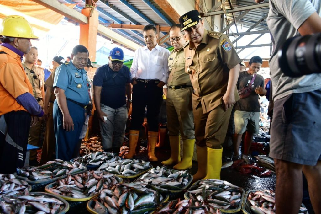 Pj Gubernur Sulsel Bersama Walkot Makassar Cek Harga Ikan di TPID Poetere 