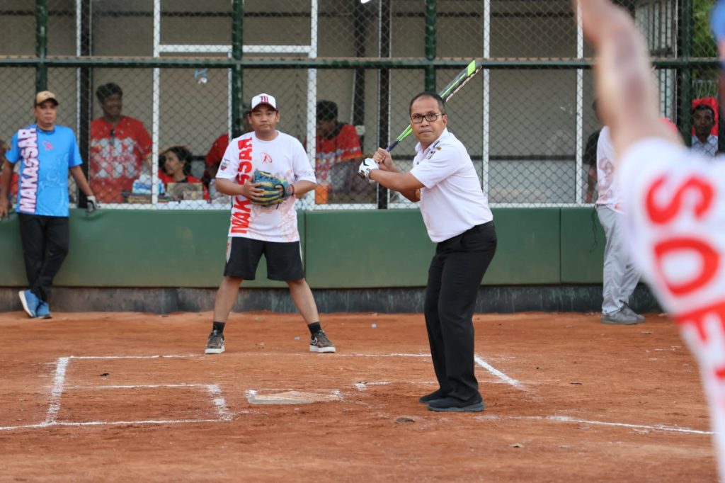 Danny Pomanto Unjuk Kemampuan di Kejuaraan Softball Wali Kota Cup Makassar 2023