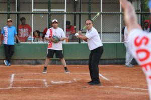 Danny Pomanto Unjuk Kemampuan di Kejuaraan Softball Wali Kota Cup Makassar 2023