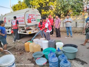 PMI Jeneponto Distribusikan Air Bersih di Kelurahan Tolo Kota