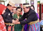 Kedatuan Luwu Beri Keris Sapukala ke Pj Gub Sulsel