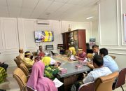 Pegawai Disperkim Makassar Berkantor Kenakan Pakaian Adat