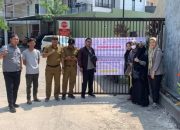 Petugas Disperkim Makassar Pasang Papan Bicara di Perumahan Safari Residence