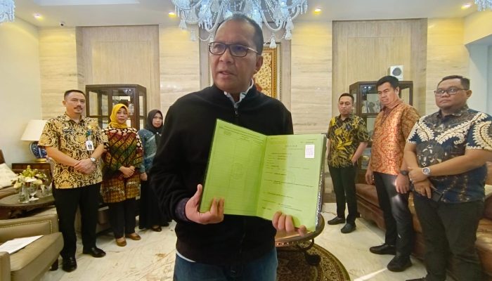 Danny Pomanto Resmi Terima Sertifikat HPL Karebosi Setelah 44 Tahun