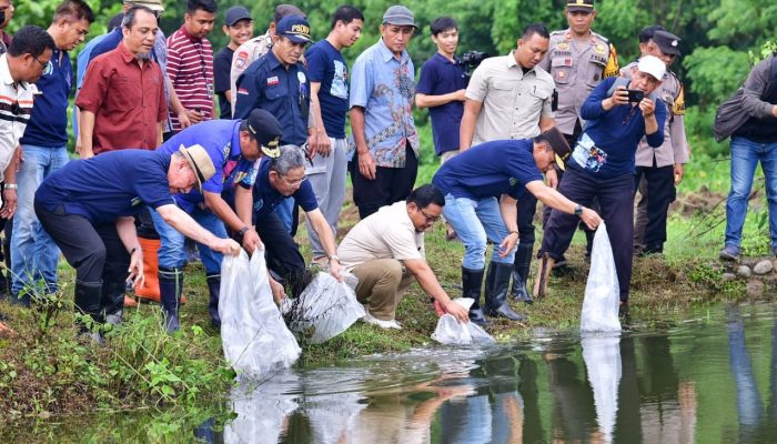 8.000 Bibit Ikan Nila Ditebar di Kampus Biru Unismuh