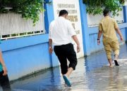 Camat Emil Tinjau Banjir