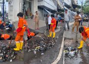Camat Bontoala Didampingi Lurah Gaddong Turun Langsung Benahi Drainase