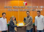 Ketua PBHI Sulsel Terima Sertifikat Akreditasi Pemantau Pemilu 2024 dari Bawaslu
