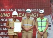 DPMPTSP Serahkan IMB Revitalisasi Karebosi Karebosi ke Dispora Makassar