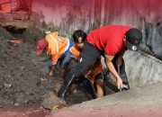 Kerja Bakti Serentak Kota Makassar, Camat Bontoala Blusukan Bersihkan Drainase