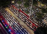 Ribuan Orang Salat Subuh di Pantai Losari, Danny Pomanto: Mari Kita Doakan Makassar